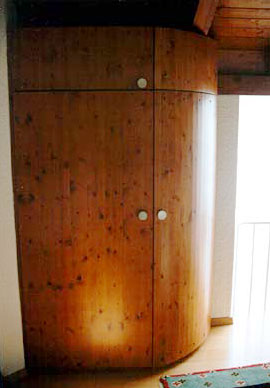 Doppelt&uuml;riger Schrank
